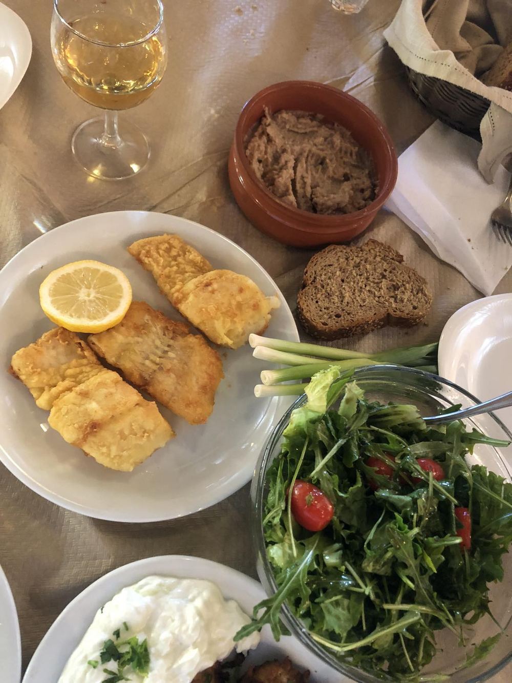 Τραπέζι με ψάρι, φάβα, ψωμί και σαλάτα